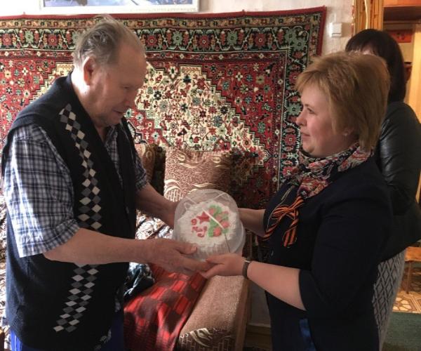 Поклонимся великим тем годам